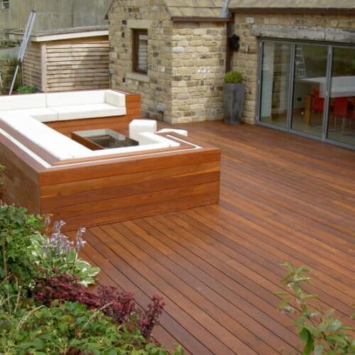Hardwood saturating oil Deks Olje D1 on a deck