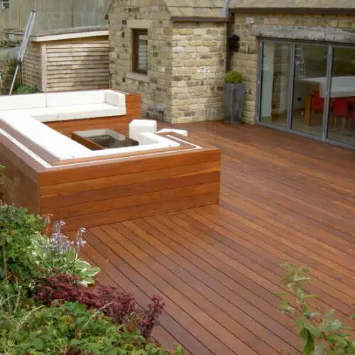 Hardwood saturating oil Deks Olje D1 on a deck