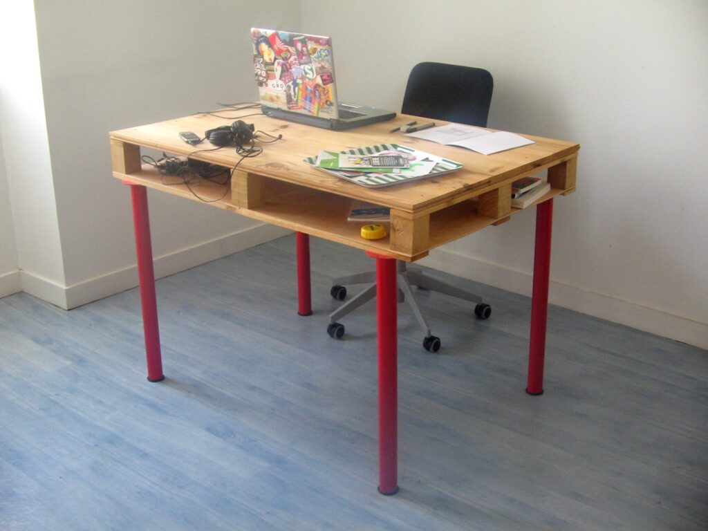 Work desk made from a pallet