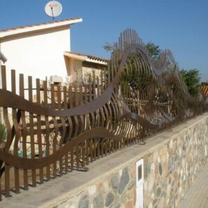 Oid Vernis applied to metal fence