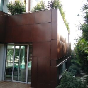 Oxid Vernis on exterior of building