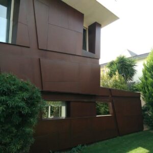 Oxid Vernis on exterior of building