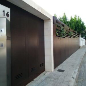 Oxid Vernis applied to gate and fence