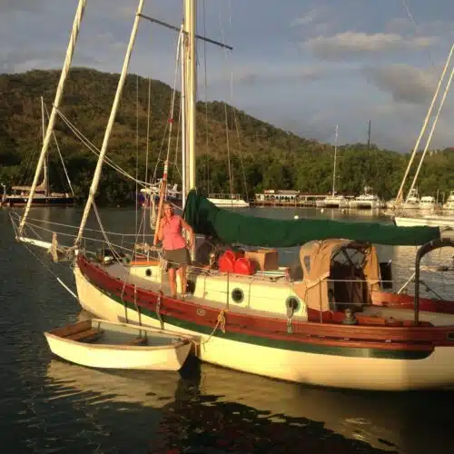 Boat's bulwarks and trim finished with Deks Olje D1
