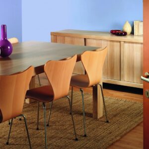 Linitop Acryl Vernis on a kitchen table