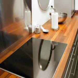 Linitop Acryl Vernis applied to a kitchen counter