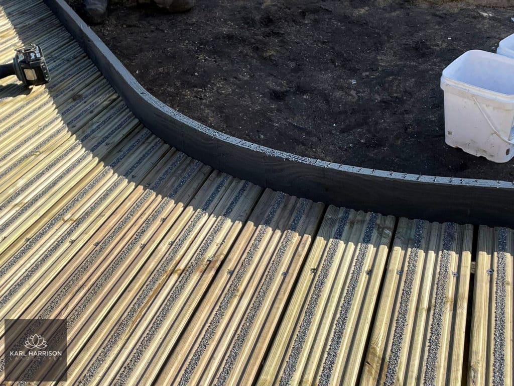 Close up of the curved deck at the London Superbloom. Image credit to Karl Harrison Landscapes.